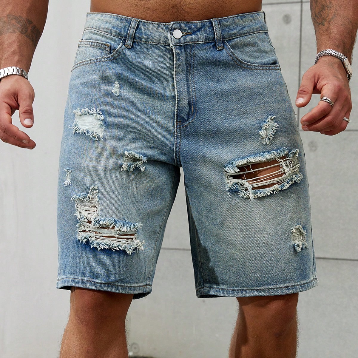 Streetwear Brand Marketing - Jeans corti strappati da uomo di